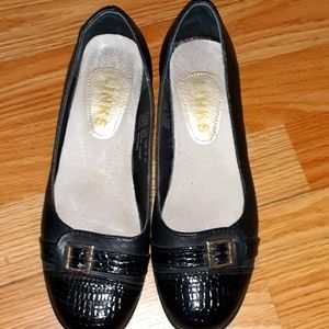 Links womens black with gold belt link dress shoes